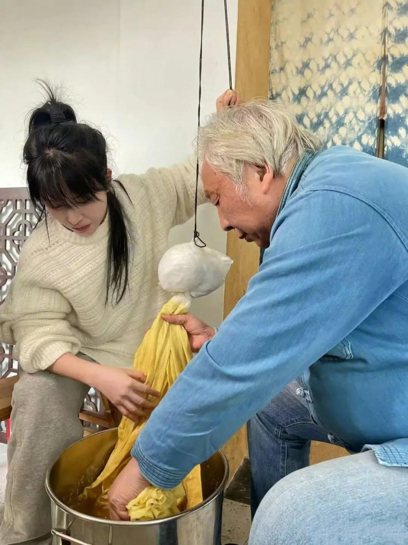 李子柒一天吵‘八百回’的非遗人，钻研半生复原中国色