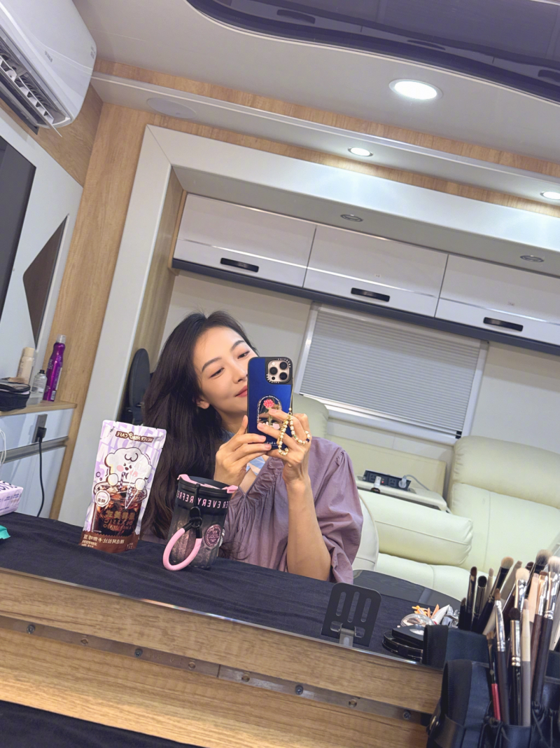 高价回收备案域名:扒到了!《山河枕》宋茜片场细节曝光,手里的格米杯抢镜插图2 扒到了!《山河枕》宋茜片场细节曝光,手里的格米杯抢镜