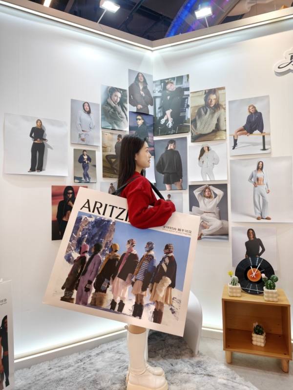 高价回收备案域名:跨境体验店热度攀升!三星电子会长李在镕逛北京京东MALL买LABUBU引关注插图3 跨境体验店热度攀升!三星电子会长李在镕逛北京京东MALL买LABUBU引关注