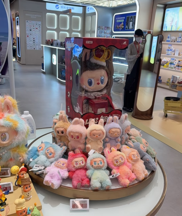 高价回收备案域名:跨境体验店热度攀升!三星电子会长李在镕逛北京京东MALL买LABUBU引关注插图1 跨境体验店热度攀升!三星电子会长李在镕逛北京京东MALL买LABUBU引关注