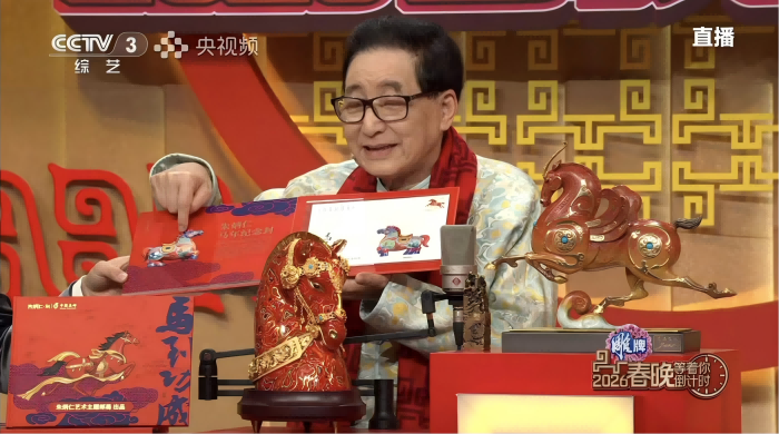 连续11年！杭州“双国遗”朱炳仁父子作品再登央视除夕主播台