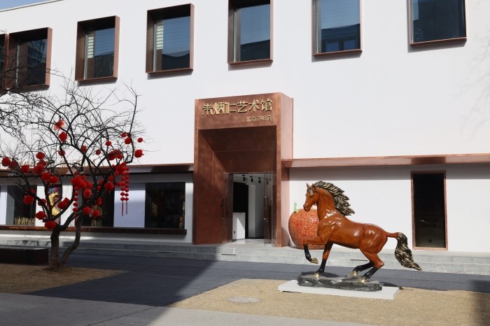 连续11年！杭州“双国遗”朱炳仁父子作品再登央视除夕主播台