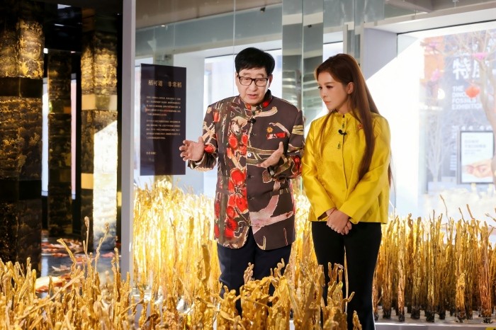 连续11年！杭州“双国遗”朱炳仁父子作品再登央视除夕主播台