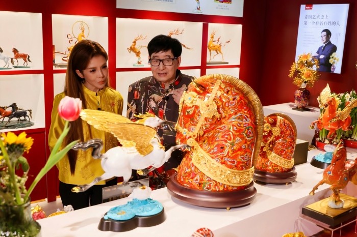 连续11年！杭州“双国遗”朱炳仁父子作品再登央视除夕主播台