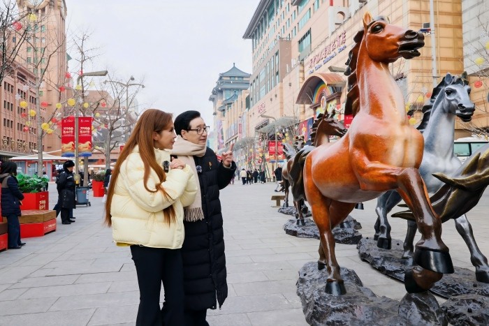 连续11年！杭州“双国遗”朱炳仁父子作品再登央视除夕主播台