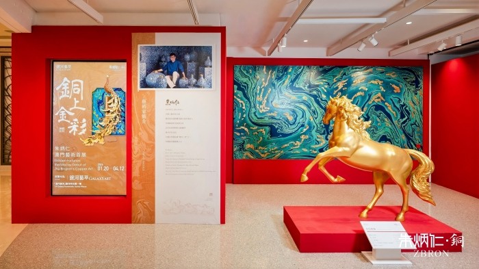 连续11年！杭州“双国遗”朱炳仁父子作品再登央视除夕主播台