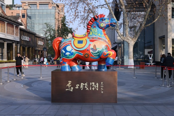 连续11年！杭州“双国遗”朱炳仁父子作品再登央视除夕主播台