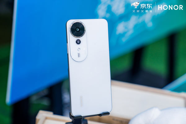 京东与荣耀签署战略合作协议 明确未来三年全渠道销售额破千亿目标