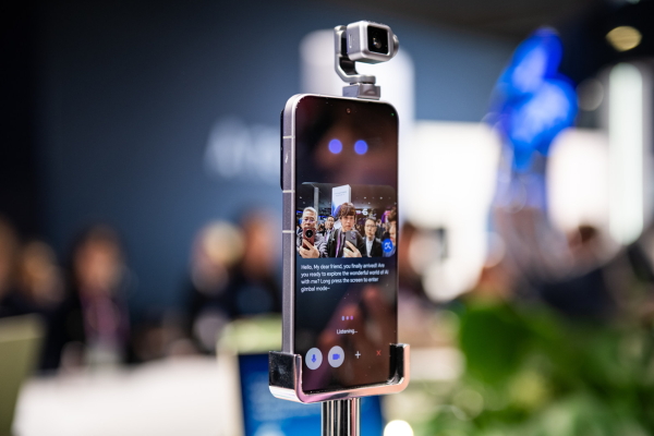 京东与荣耀签署战略合作协议 明确未来三年全渠道销售额破千亿目标