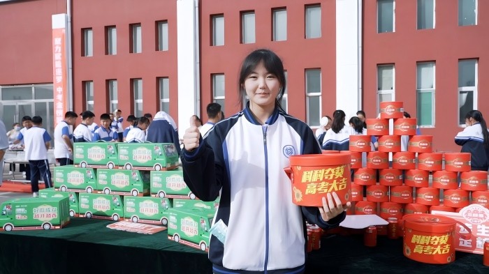 1779956151520704.jpg 科科夺葵,高考大吉|三胖蛋×王老吉联袂打造2026最“红”陪考团,为高考暖心助力
