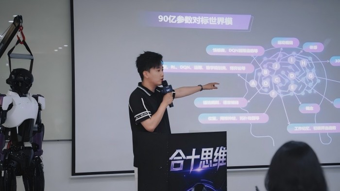 合十思维发布物界OS双脑架构具身系统及全尺寸双足人形机器人Humanoid-X 探索物理AI落地路径