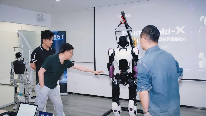 合十思维发布物界OS双脑架构具身系统及全尺寸双足人形机器人Humanoid-X 探索物理AI落地路径