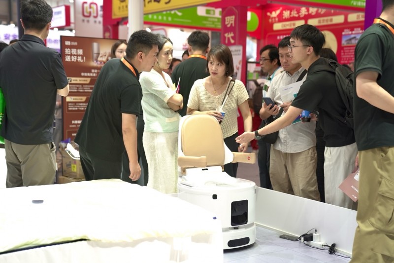 高价回收备案域名:从“人找马桶”到“马桶找人”:跃伴智能如厕机器人亮相老博会插图1 从“人找马桶”到“马桶找人”:跃伴智能如厕机器人亮相老博会